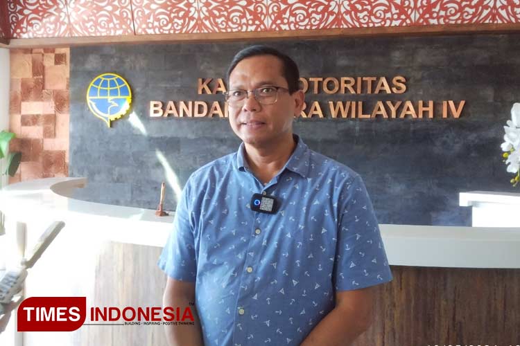 Kepala Kantor Otoritas Bandara Wilayah IV, Agustinus Budi Hartono saat memberikan keterangan pers. (Foto: Susi/TI)