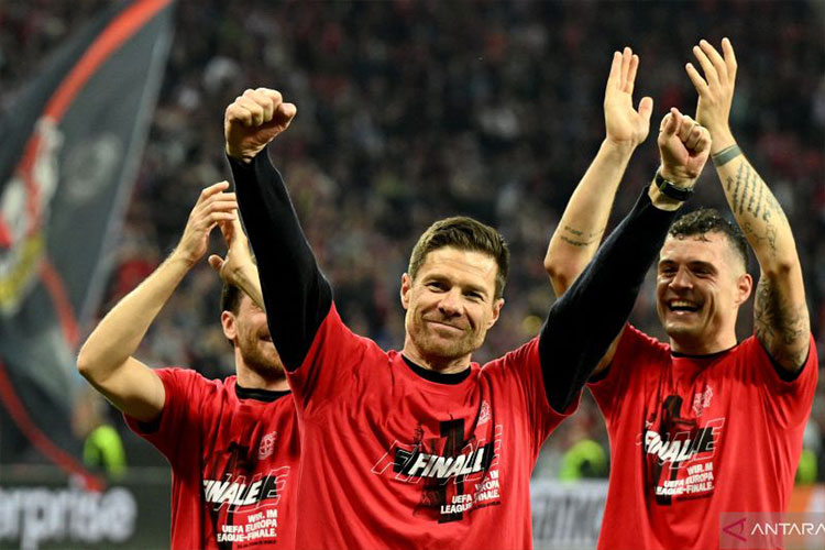 Pelatih kepala Bayer Leverkusen Xabi Alonso (tengah) usai pertandingan sepak bola leg kedua semifinal Liga Eropa antara Bayer Leverkusen dan AS Roma di Leverkusen, pada Kamis (9/5/2024). (Foto: ANTARA/AFP/Ina Fassbender)