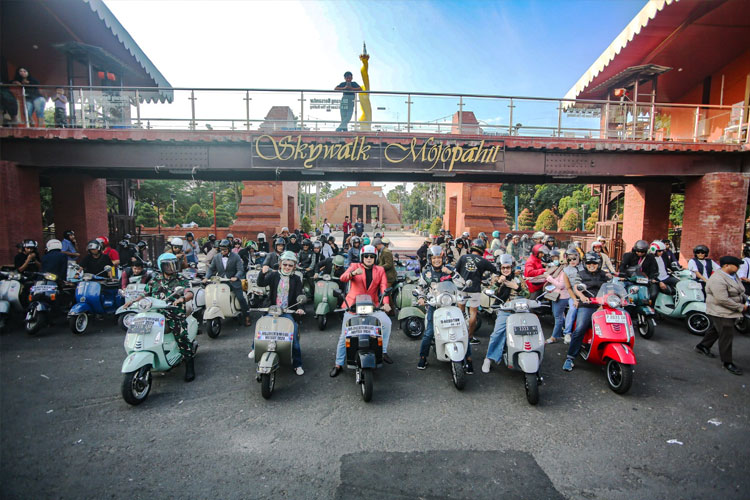 Suasana Fun Riding Mods May Day 2024 Pj Wali Kota Mojokerto, Ali Kuncoro di Alun-alun Wirajaya, Kota Mojokerto. (FOTO: Dok. Kominfo kota Mojokerto)