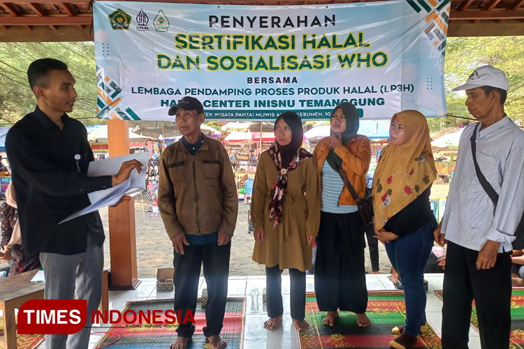 Penyerahan sertifikat halal oleh Halal Center INISNU Temanggung. (FOTO: Hermanto/TIMES Indonesia)
