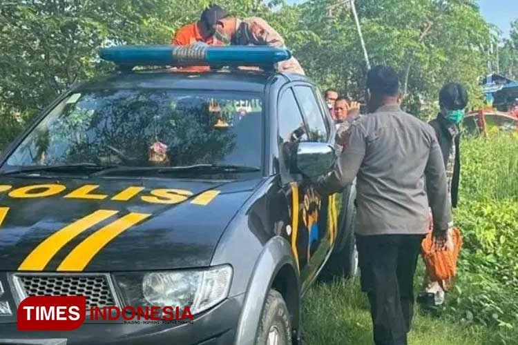 Jasad laki-laki tanpa identitas dievakuasi anggota kepolisian ke RSUD Dokter Ashari. (Foto: Ragil/TIMES Indonesia)