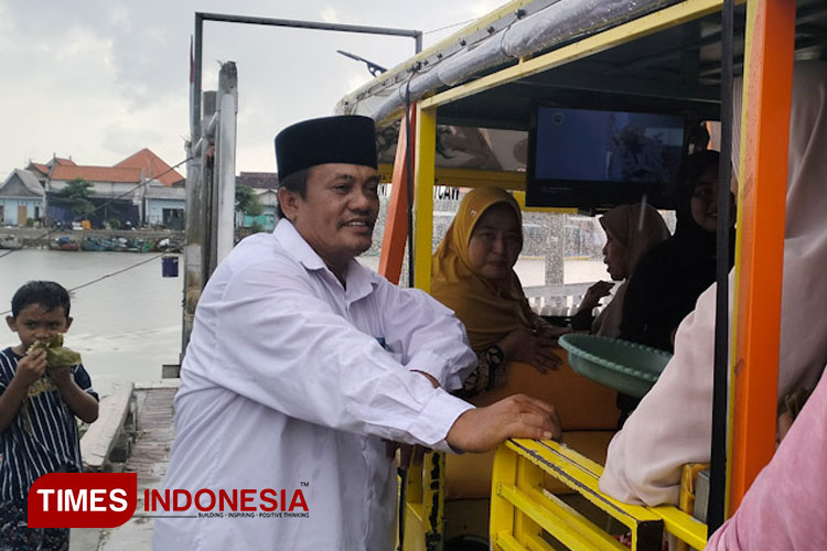 Kades Andhi Sulandra saat menyapa warga (FOTO: Akmal/TIMES Indonesia).