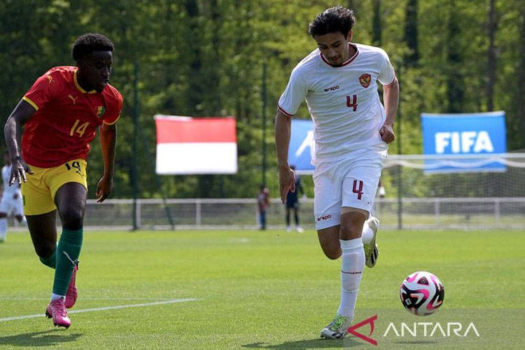 Pemain Timnas U-23 Indonesia Nathan TJoe-A-On (kanan) saat melawan Timnas U-23 Guinea Kamis (9/5/2024). (Foto: ANTARA FOTO/PSSI/rwa)