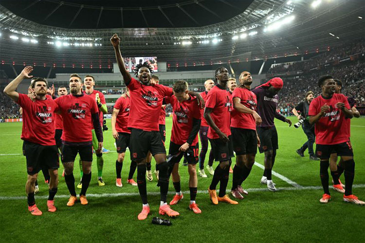 Pemain Bayer Leverkusen merayakan keberhasilan mereka mencapai final Liga League setelah menyingkirkan AS Roma. (Foto: AFP/INA FASSBENDER/Antara)