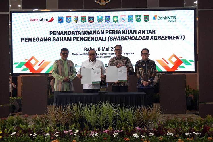 Penandatanganan perjanjian antara pemegang saham pengendali (Shareholder Agreement) antara Bank Jatim dan Bank NTB Syariah di Multazam Ballroom, Kantor Pusat Bank NTB Syariah Mataram, Rabu (8/5/2024).(Dok.Humas Bank Jatim)