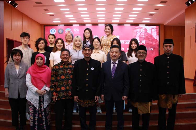 Rektor UB Prof Widodo bersama jajaran dan juga dari TFSU saat peresmian Rumah Budaya Indonesia di Tiongkok, Jumat (10/5/2024). (Foto: Humas FIB UB for TIMES Indonesia)