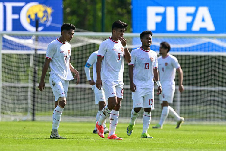 Pemain Timnas Indonesia setelah kalah dari Guinea dalam pertandingan playoff Olimpiade antara Indonesia dan Guinea di Clairefontaine-en-Yvelines, Paris, pada 9 Mei 2024. (Foto: AFP/MIGUEL MEDINA/Antara)