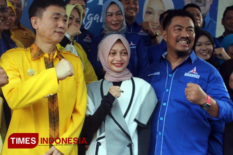 Vinanda Prameswati (tengah) bersama Ketua DPD Partai Golkar Kota Kediri Sujono Teguh Wijaya (kiri) dan Ketua DPC Partai Demokrat Kota Kediri Ashari (Foto: Yobby/Times Indonesia)