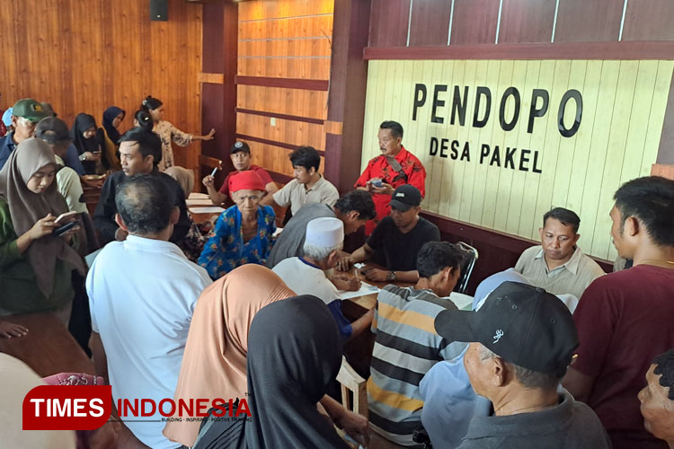 Ratusan warga Desa Pakel, Kecamatan Licin, Banyuwangi, rela antri untuk menjadi mitra perusahaan perkebunan PT Bumisari. (Foto : Syamsul Arifin/TIMES Indonesia)