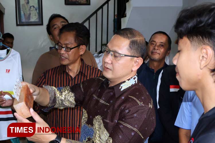 Pj Wali Kota Batu, Aries Agung Paewai mendatangi rumah Pandu Satrio Perkasa untuk memberikan ucapan selamat. (Muhammad Dhani Rahman/TIMES Indonesia)
