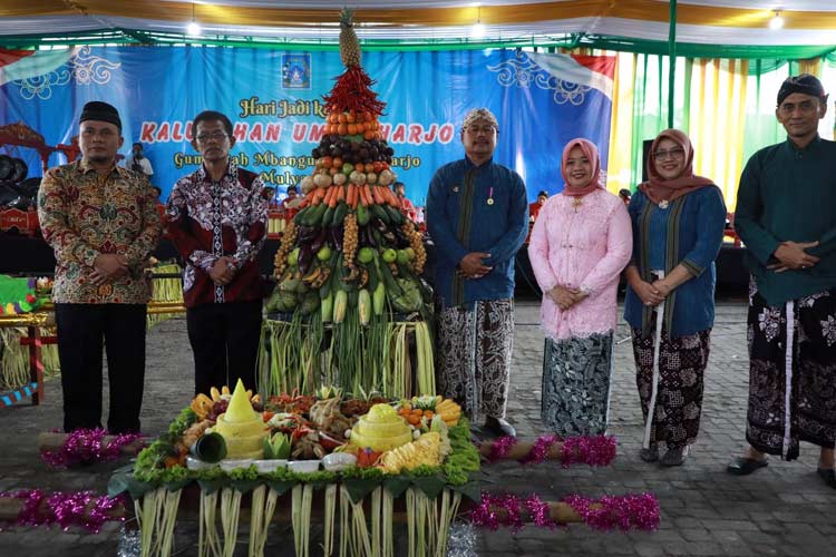 Bupati Sleman Kustini Sri Purnomo menghadiri kegiatan kirab budaya memperingati Hari Jadi Kalurahan Umbulharjo ke-76, Kapanewon Cangkringan bertempat di Halaman Kantor Kalurahan Umbulharjo pada Sabtu (11/5/2024). (FOTO : Dok.Prokopim Sleman)