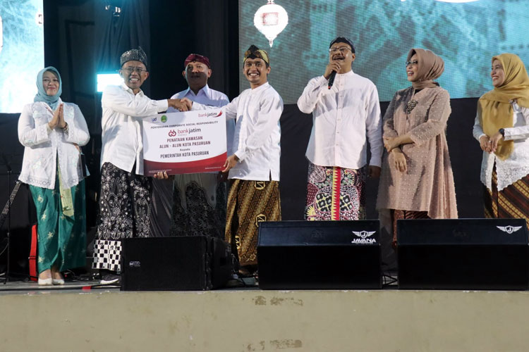 Direktur Manajemen Risiko Bank Jatim Eko Susetyono menyerahkan bantuan penataan kawasan alun-alun kepada WaliKota Pasuruan Saifullah Yusuf pada Selasa malam (7/5/2024) dalam rangkaian acara Halal Bihalal Tenaga Pendidikan Se-Kota Pasuruan.(Dok