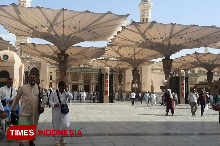 Jemaah-saat-menunggu-shalat-di-Masjid-Nabawi-a.jpg