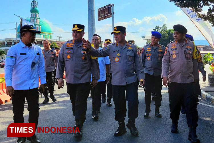 Kabaharkam Polri, Komjen Pol M. Fadil Imran bersama Kapolresta Banyuwangi, Kombes Pol. Nanang Haryono, SH, SIK, M Si, melakukan pengecekan Pelabuhan Ketapang. (Foto : Anggara Cahya/TIMES Indonesia)