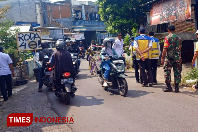 Kegiatan teknis cek lapangan petugas Dinas PU Bina Marga Kabupaten Malang bersama rekanan dan konsultan, di Jembatan Tirtotaruna Landungsari, Dau, Kabupaten Malang, sebelum dimulai pembangunan Senin (13/5/2024). (Foto DPUBM/TIMES Indonesia).