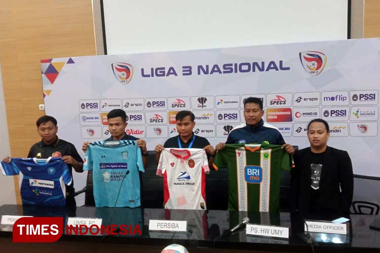 Empat tim yang menghuni Grup 5 babak 32 besar Liga 3 Nasional menunjukkan jersey kebanggaan mereka saat konferensi pers. (FOTO: Ihza Fajar Azhari/TIMES Indonesia)