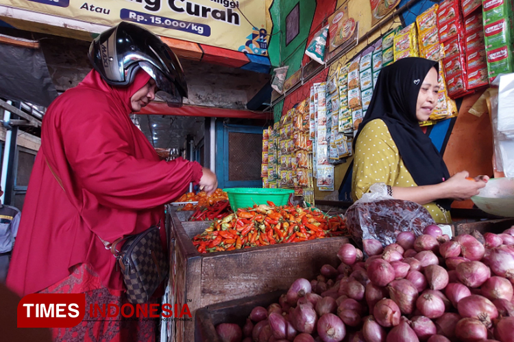 Pembeli sedang membeli cabai di Pasar Banyuwangi. (Foto: Anggara Cahya/TIMES Indonesia).