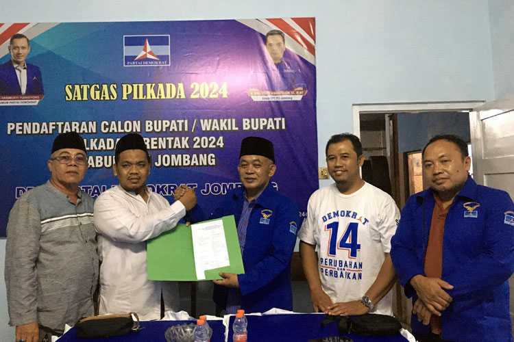 Perwakilan dari salah Bacabup saat mennyerahkan berkas pendaftaran ke DPC Demokrat, Kamis (10/5/2024) malam. (FOTO: Dok. Demokrat Jombang)
