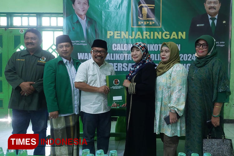 Rukmini Buchori saat mengambil formulir penjaringan di kantor DPC PPP, Kota Probolinggo. (Foto: Rizky Putra Dinasti/TIMES Indonesia)