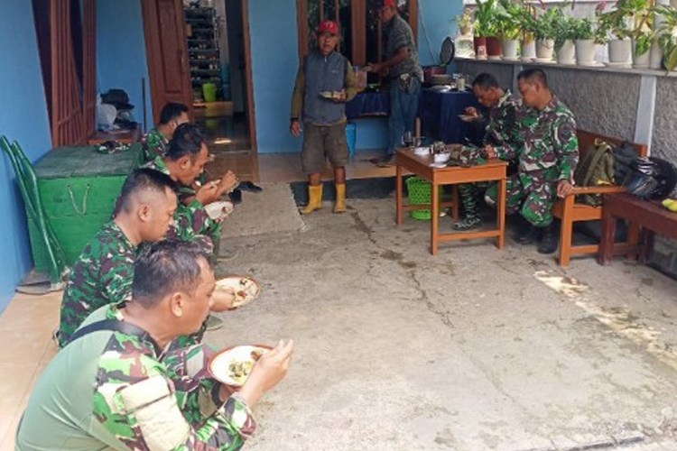 Suasana saat makan siang bersama anggota Satgas TMMD dan warga. (FOTO: Pendim 0703 Cilacap for TIMES Indonesia) 