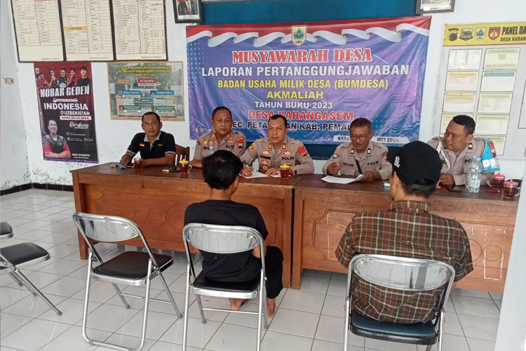 Polisi beri pembinaan kepada orangtua sekelompok anak yang membawa sajam di jalur Pantura (foto : humas polres Pemalang)
