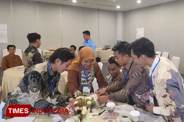Foto latihan penyusunan program pada sesi pelatihan kepemudaan bersama narasumber Susan Dijkshoorn (agripooler Agritera). (FOTO: AJP TIMES Indonesia)