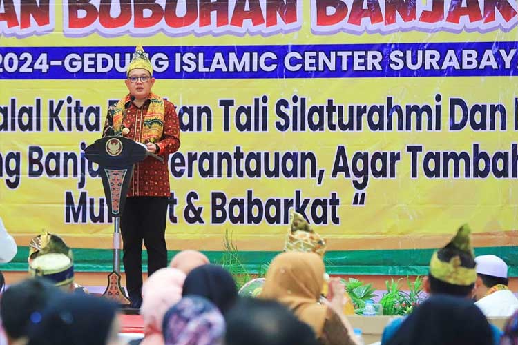 Pj Gubernur Adhy saat memberikan sambutan dalam acara halal bihalal bersama anggota masyarakat Kerukunan Bubuhan Banjar (KBB) di Islamic Center Surabaya, Minggu (12/5/2024). (FOTO: Dok. Humas Pemprov Jatim)