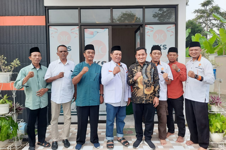 Bupati Petahana Mansyur Hidayat berpose di depan kantor PKS bersama ketua DPD partai dan pengurus (Foto: Ragil)