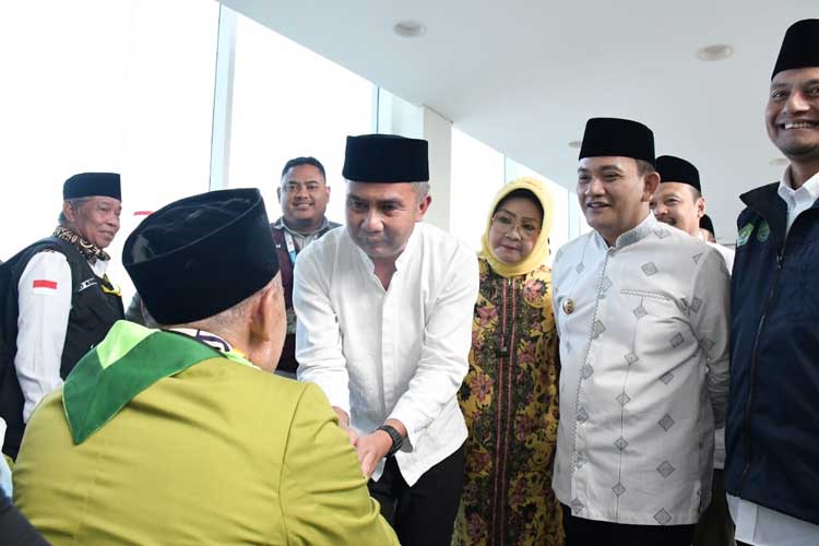 Pj Bupati Majalengka, Dedi Supandi mendampingi Gubernur Jabar Bey Machmudin melepas Keberangkatan kloter pertama haji dari BIJB Kertajati. (FOTO: Diskominfo Majalengka for TIMES Indonesia)