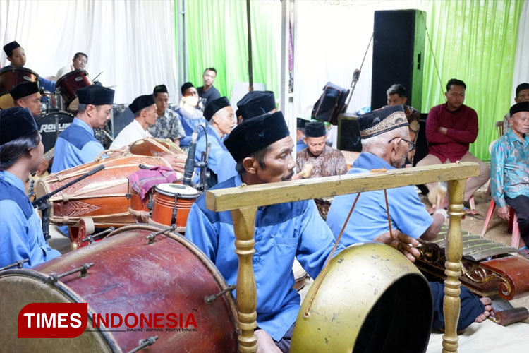 Grup shalawat Jolotundo asal Desa Ploso, Kecamatan Punung, Kabupaten Pacitan. (FOTO: Yusuf Arifai/TIMES Indonesia)