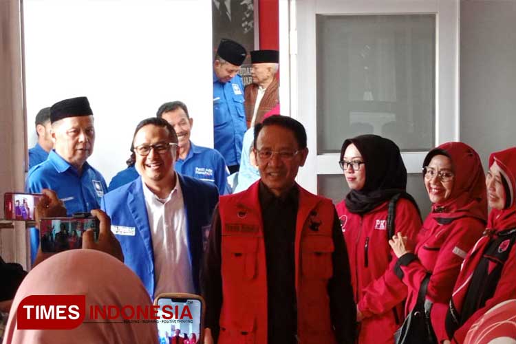 Ketua DPD PAN Kabupaten Majalengka, Rona Firmansyah, bersama Ketua DPC PDI Perjuangan Majalengka, Karna Sobahi. (FOTO: Hendri Firmansyah/TIMES Indonesia)
