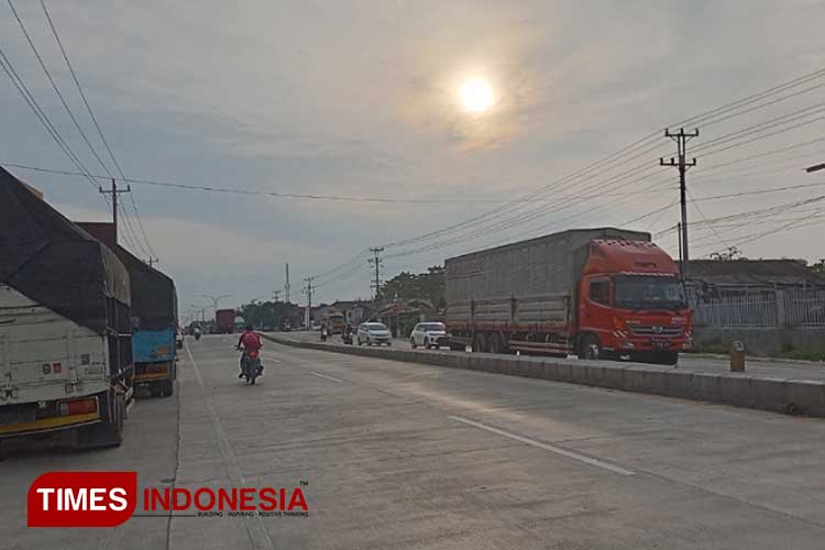 Volume kendaraan di jalur Trans jawa atau Pantura antara Pemalang sampai perbatasan timur kecamatan Ulujami cukup padat (foto: Ragil/TIMES Indonesia)