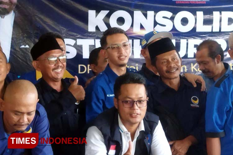 Sejumlah pengurus DPD san DPC Partai NasDem dalam rapot konsolidasi Pilkada 2024. (M. Abdul Basid/TIMES Indonesia)