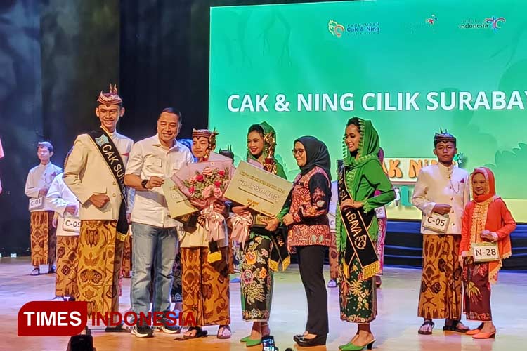 Penyematan penghargaan oleh Walikota Surabaya, Eri Cahyadi kepada sang jawara Cak dan Ning Cilik. (Foto: Siti Nur Faizah/TIMES Indonesia) Foto 2: Para finalis Cak dan Ning Cilik. (Foto: Siti Nur Faizah/TIMES Indonesia)