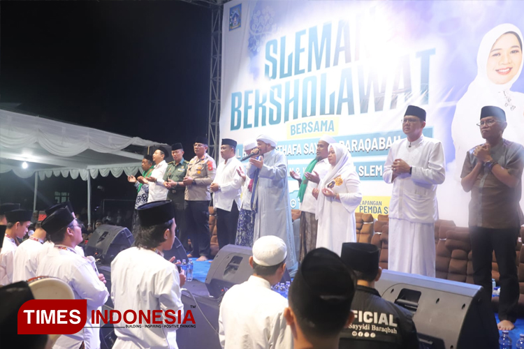 Pemerintah Kabupaten Sleman menggelar “Sleman Bersholawat” bersama Habib Musthafa Sayyidi Baraqbah, Sabtu (12/5) malam.