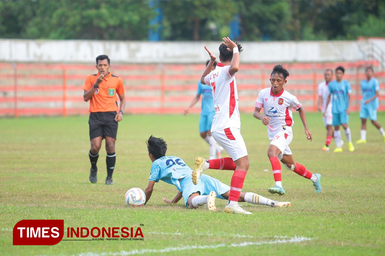 Pertandingan keras yang ditampilkan Unsa FC dan Persiba Bantul menghasilkan skor imbang 1-1. FOTO : Ihza Fajar Azhari/TIMES Indonesia