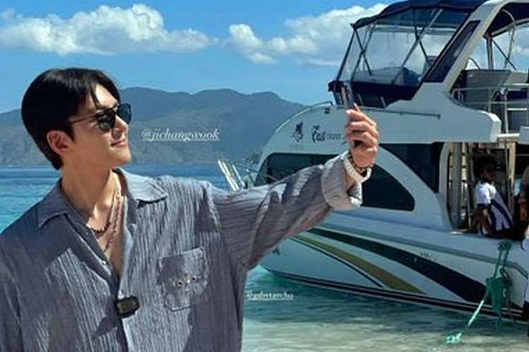 Ji Chang Wook saat berada di Pink Beach, Labuan Bajo, Pulau Komodo, Flores Barat, Nusa Tenggara Timur