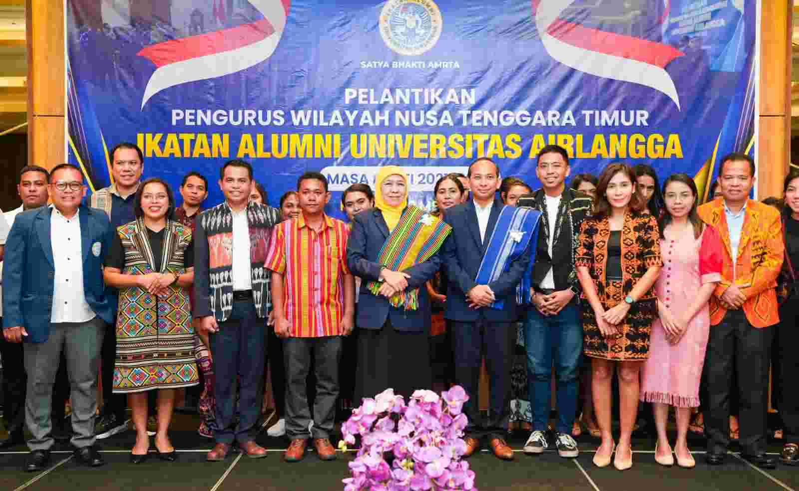 Ketum IKA Unair Khofifah berfoto bersama pengurus IKA Unair NTT usai pelantikan. (Foto: IKA Unair for TIMES INDONESIA)