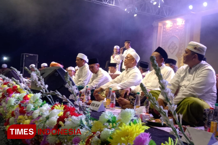 Ketua DPC PKB Lamongan Abdul Ghofur hadir satu frame dengan Khusnul Yaqin dalam acara Shalawatan yang diselenggarakan, Senin (13/5/2024), (Foto: Moch. Nuril Huda/TIMES Indonesia)