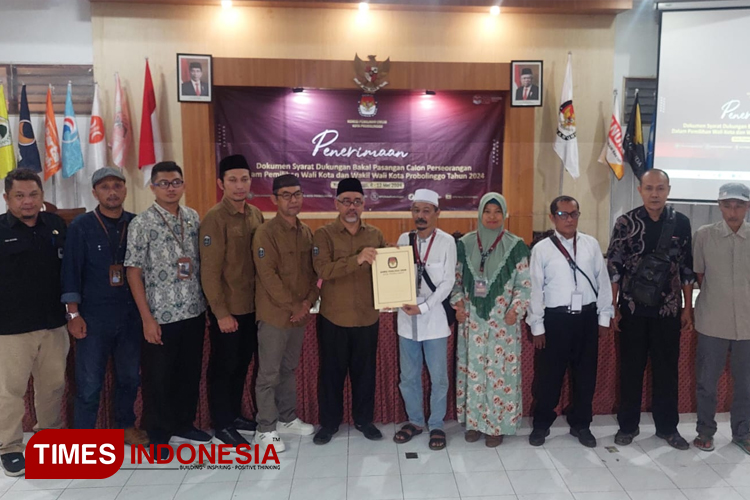 Ketua KPU Ahmad Hudri terima dokumen pemenuhan syarat dukungan calon perorangan. (Foto: Rizky Putra Dinasti/TIMES Indonesia)