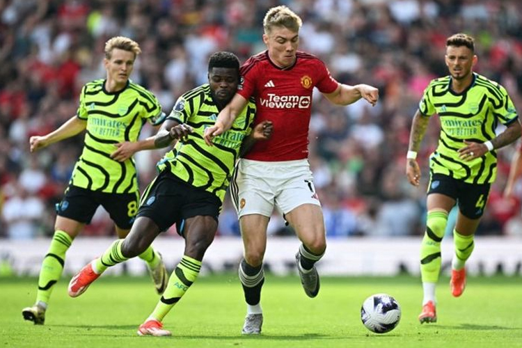 Arsenal menjadi pemuncak klasemen setelah mengalahkan Manchester United dalam pertandingan pekan ke-37 di Stadion Old Trafford, Manchester, pada Minggu (13/5/2024) waktu setempat. (PAUL ELLIS / AFP)