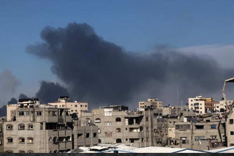 Asap memumbung tinggi dari Jabalia di Gaza utara setelah Israel menjatuhkan bom pada 12 Mei 2024. (FOTO: France24/AFP)