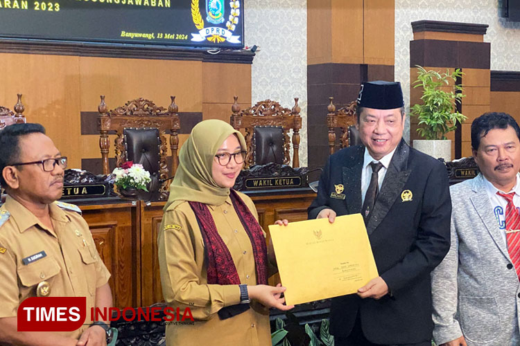 Bupati Banyuwangi, Ipuk Fiestiandani Azwar Anas menyerahan nota pengantar atas diajukan Raperda pertanggungjawaban pelaksanaan APBD Tahun Anggaran 2023 kepada Wakil Ketua DPRD Banyuwangi, Michael Edy Hariyanto. (Foto: Fazar Dimas/TIMES Indonesi
