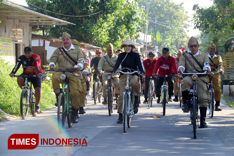 Bupati Mojokerto, Ikfina Fahmawati dalam agenda ngontel bareng gempur rokok ilegal. (Dok. Kominfo)