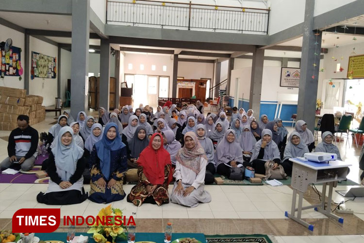 Dosen PIAUD Unisma Malang bersama IGRA Kecamatan Dau dalam kegiatan Penyusunan Asesmen Pembelajaran guru RA. (FOTO: AJP TIMES Indonesia)