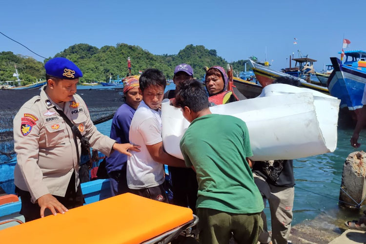 Evakuasi oleh kelompok nelayan Rukun Jaya Sendangbiru dibantu petugas Polairud Polres Malang, untuk memberikan pertolongan korban ABK tak sadarkan diri, saat melaut di perairan Sendangbiru, Kabupaten Malang, kemarin. (Foto: Humas Polres Malang)