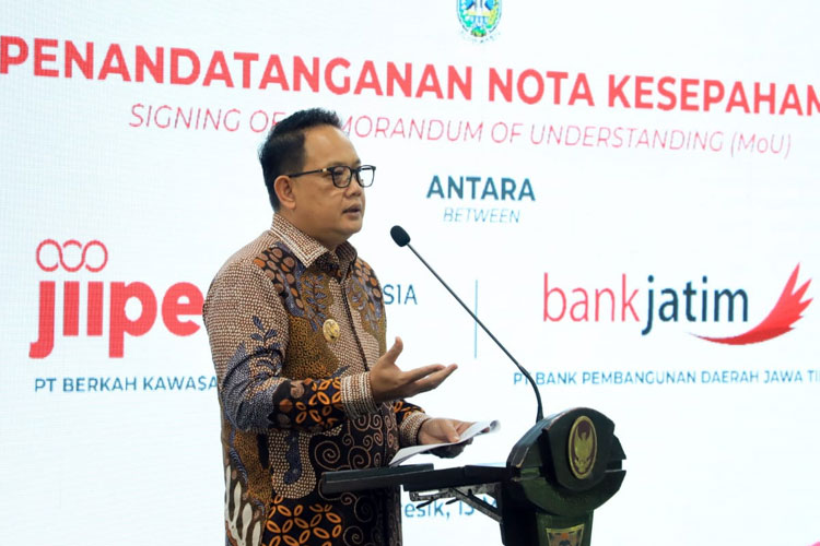 Pj Gubernur Adhy menyaksikan penandatanganan MoU antara Bank Jatim dengan PT. Berkah Kawasan Manyar Sejahtera (BKMS) di Gedung Java Integrated Industrial and Ports Estate (JIIPE) Gresik, Senin (13/5/2024). (Foto: Dok.Humas Pemprov Jatim)