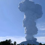 Gunung Ibu di Malut Lontarkan Abu Vulkanik Setinggi 5 Kilometer