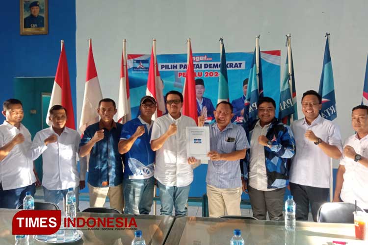 Imam Baikuni mengikuti penjaringan dan pendaftaran di Partai Demokrat Kudus. (FOTO: Ihza Fajar Azhari/TIMES indonesia)
