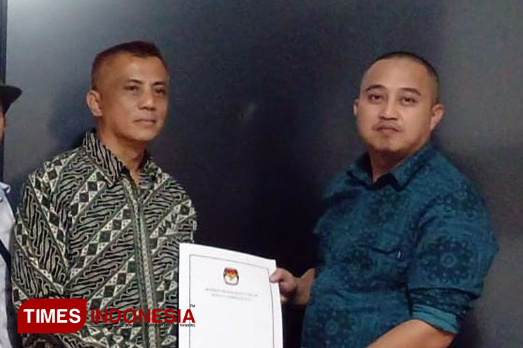 Ketua KPU Asep Rismawan (kanan) saat menyerahkan berkas dukungan kepada perwakilan Tim Murjani-Nanang Nurjamil di Kantor KPU Kota Tasikmalaya, Senin (13/5/2024). (FOTO: Harniwan Obech/TIMES Indonesia)